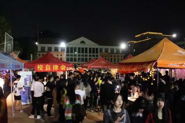 漳州理工学院社团纳新活动在校篮球场拉开帷幕